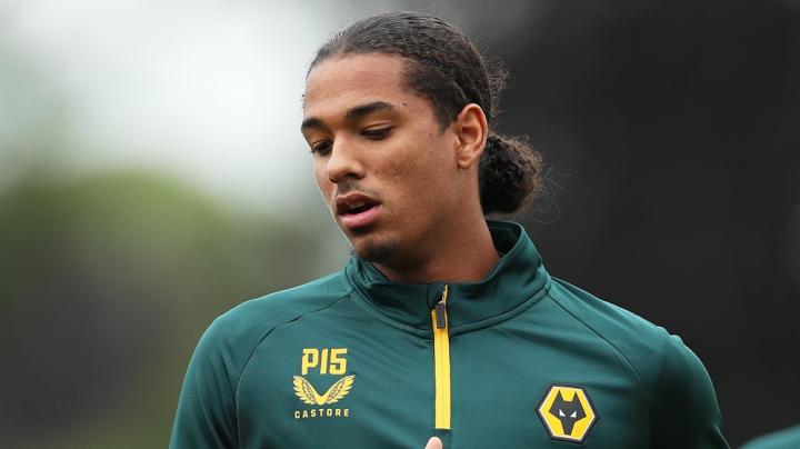 密尔沃基雄鹿训练开放日,加时末段官宣签约引观众欢呼,荷甲在即,官宣口径保持一致的简单介绍星空体育官网